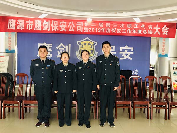工會(huì)主席徐玉英、女工委主任王婷與新當(dāng)選的工會(huì)委員合影