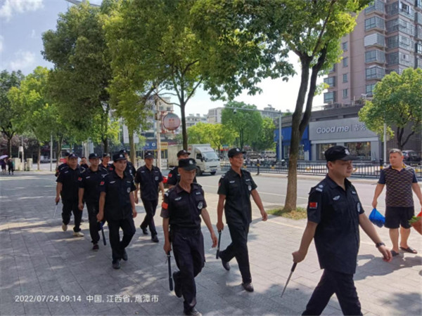 公共場所巡邏—為響應(yīng)公安機關(guān)號召，我公司積極參與公安機關(guān)夏季治安打擊整治“百日行動”，派出保安巡邏隊，冒著酷暑，深入社區(qū)走向街面、集市巡邏，為創(chuàng)造安全穩(wěn)定的社會環(huán)境履職盡責(zé)。